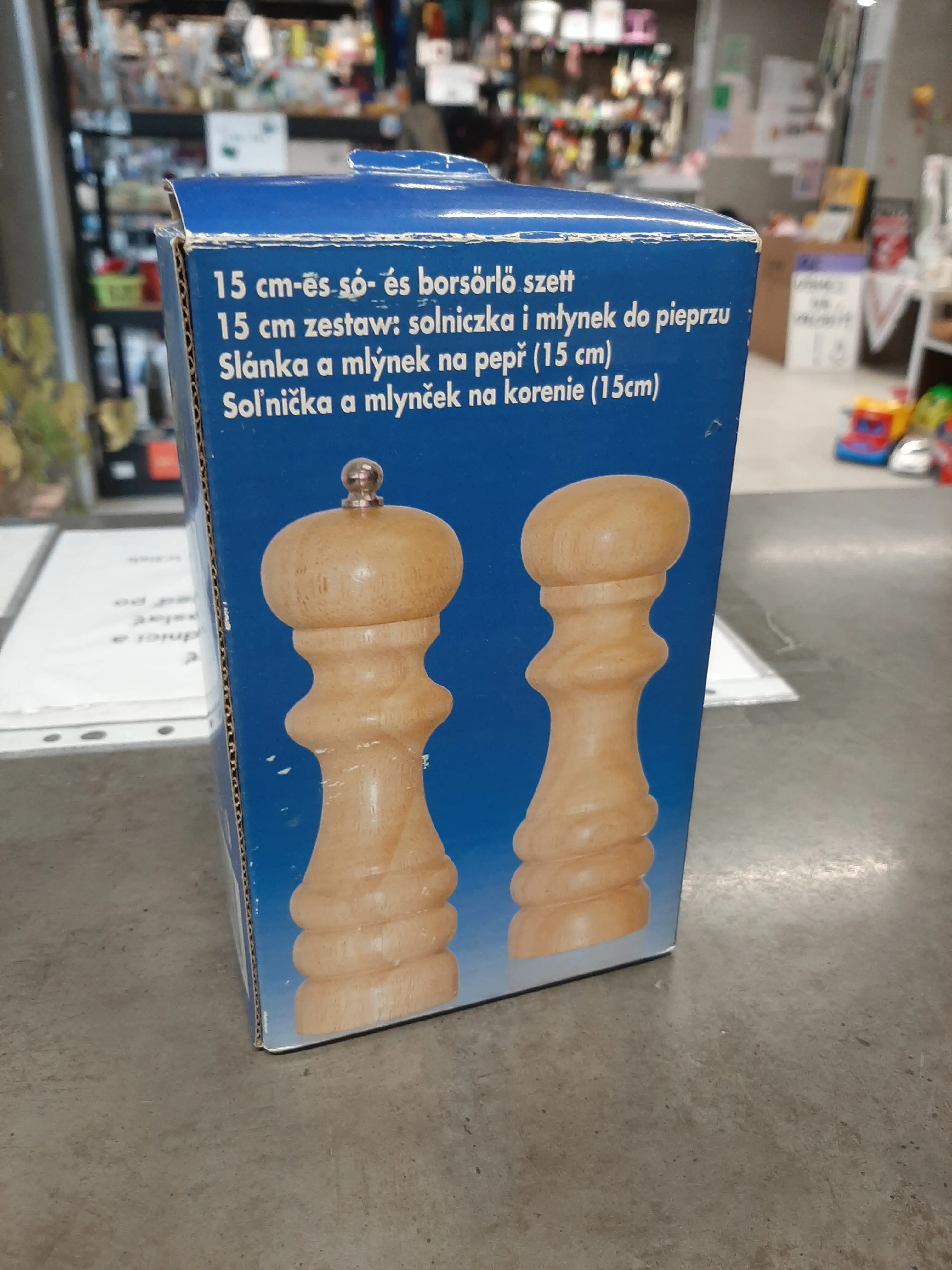 Drevená soĺnička a korenička