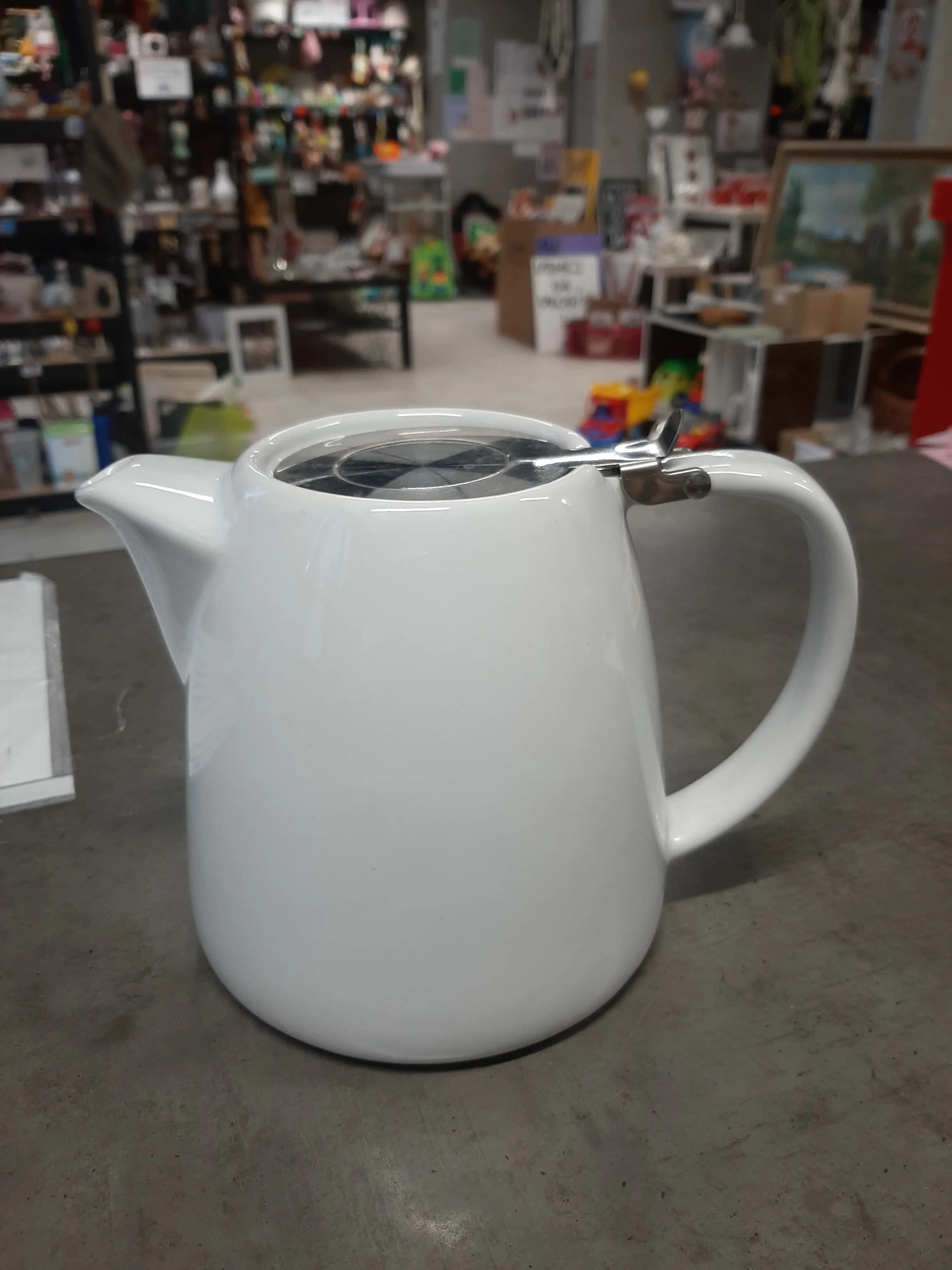 Čajník,biela keramika