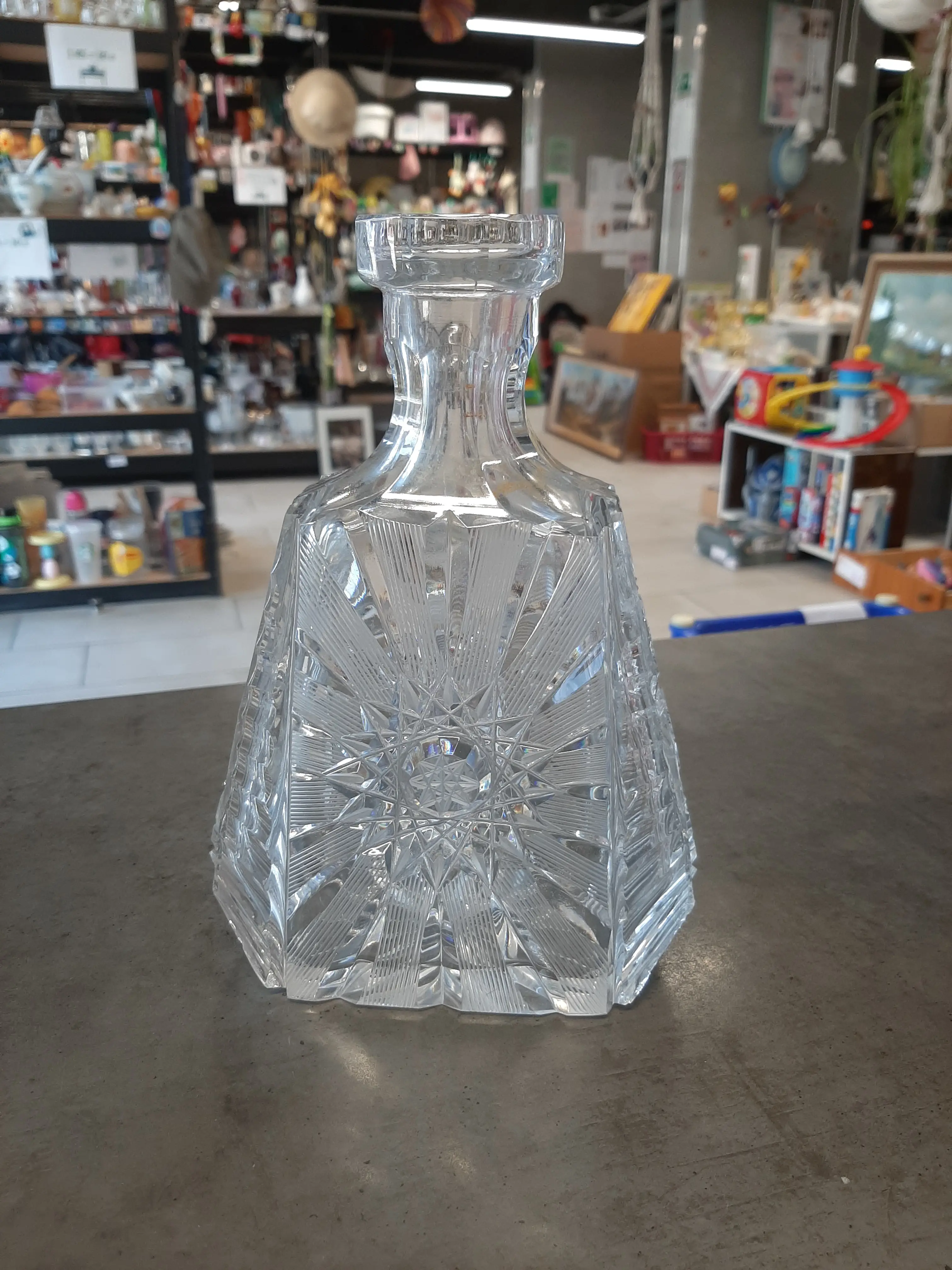 Karafa z brúseného skla