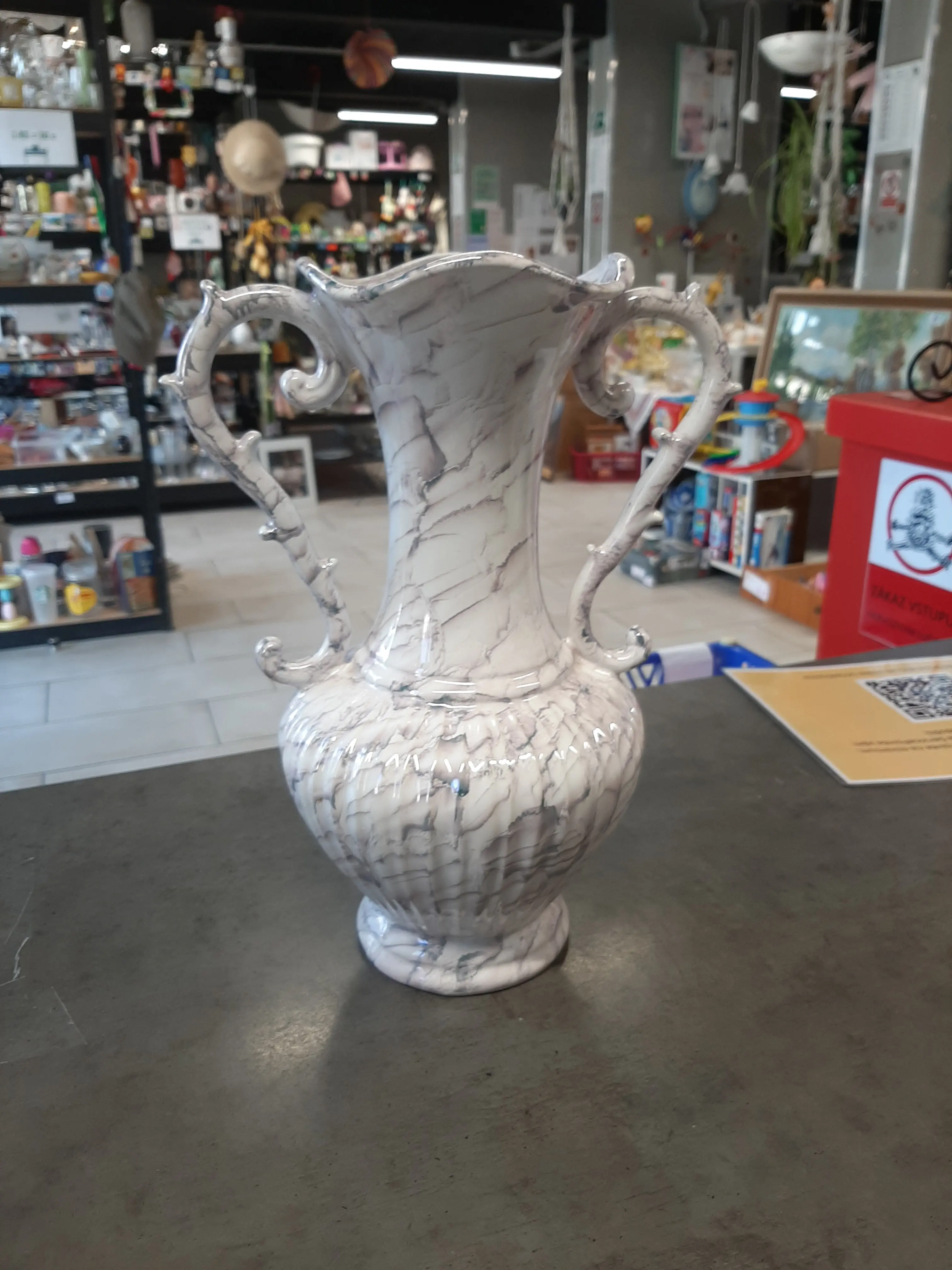 Mramorovaná váza s dvoma uškami