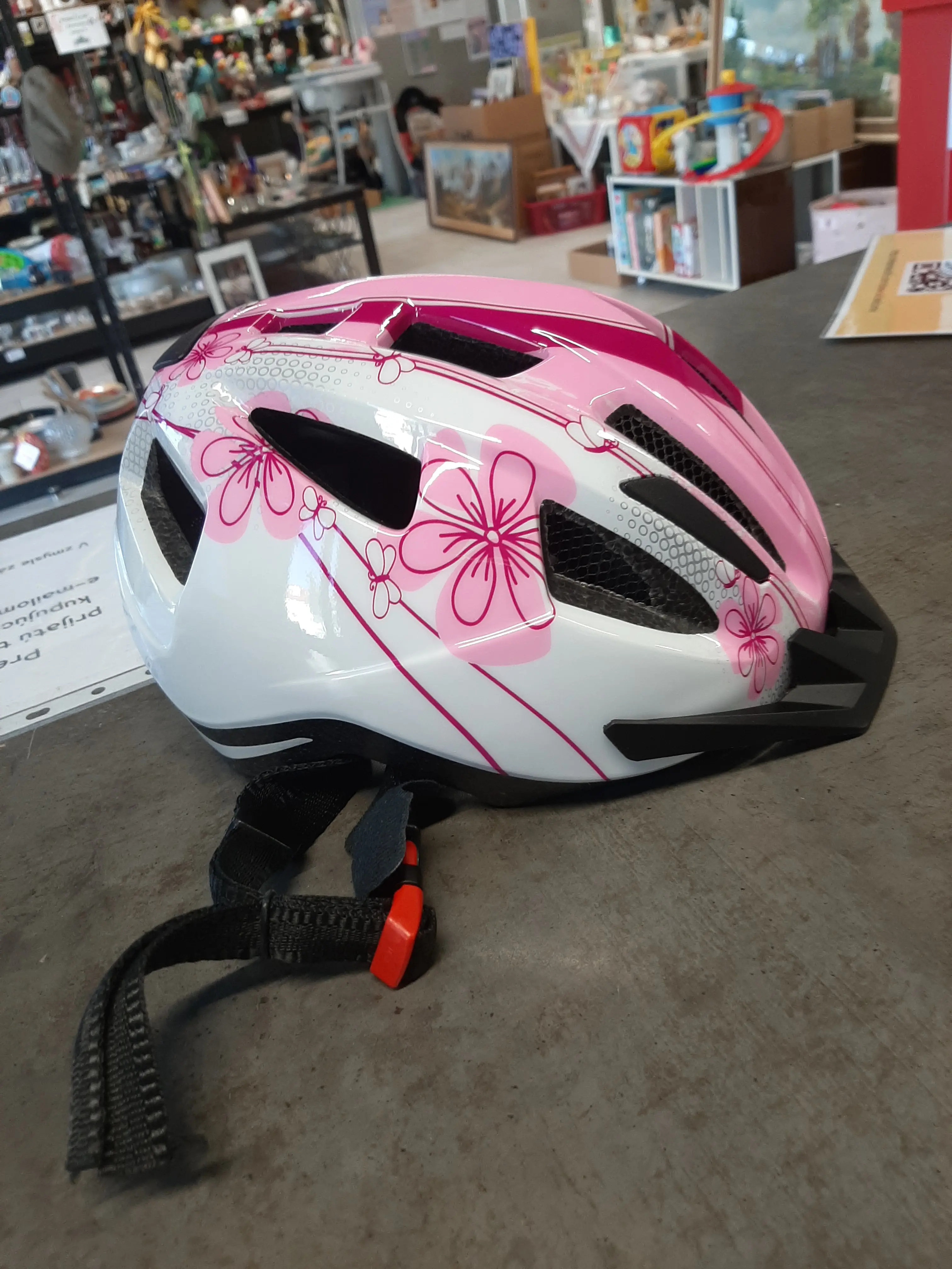 Ružová prilba so zadným svetlom