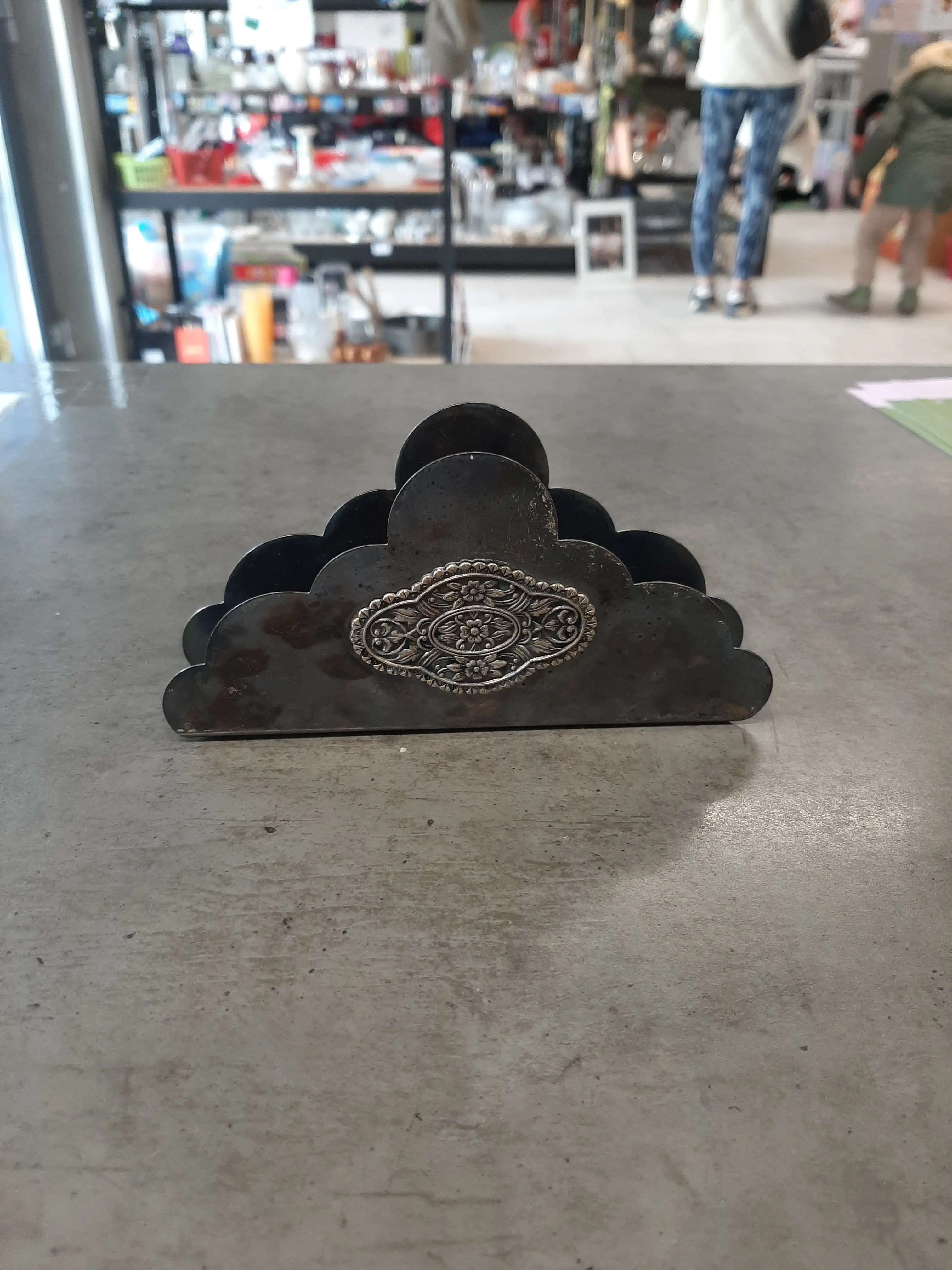 Kovový stojan na obrúsky