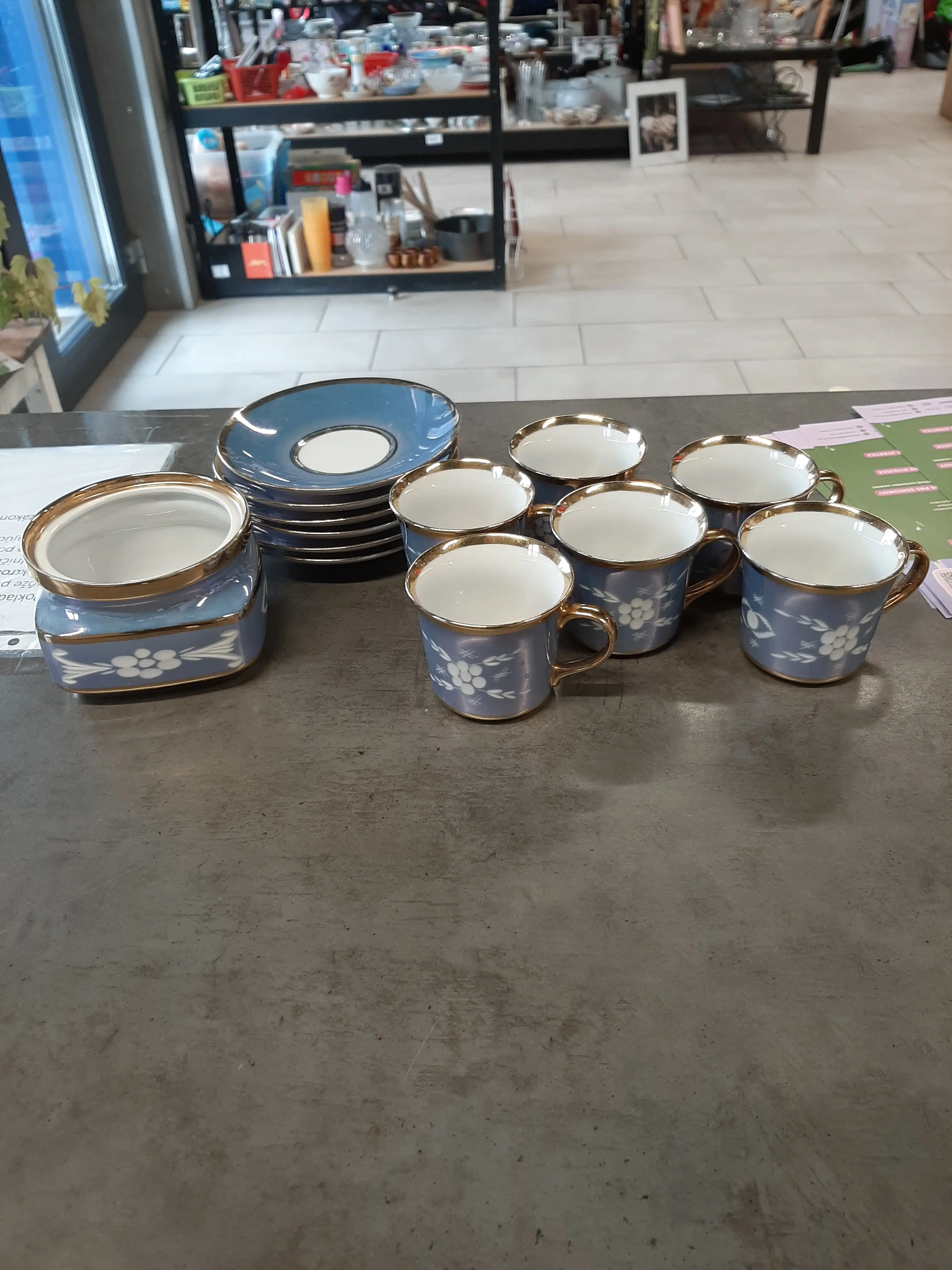 Glazovaný porcelánový kávový set s vybrúseným dekórom Valaská Belá