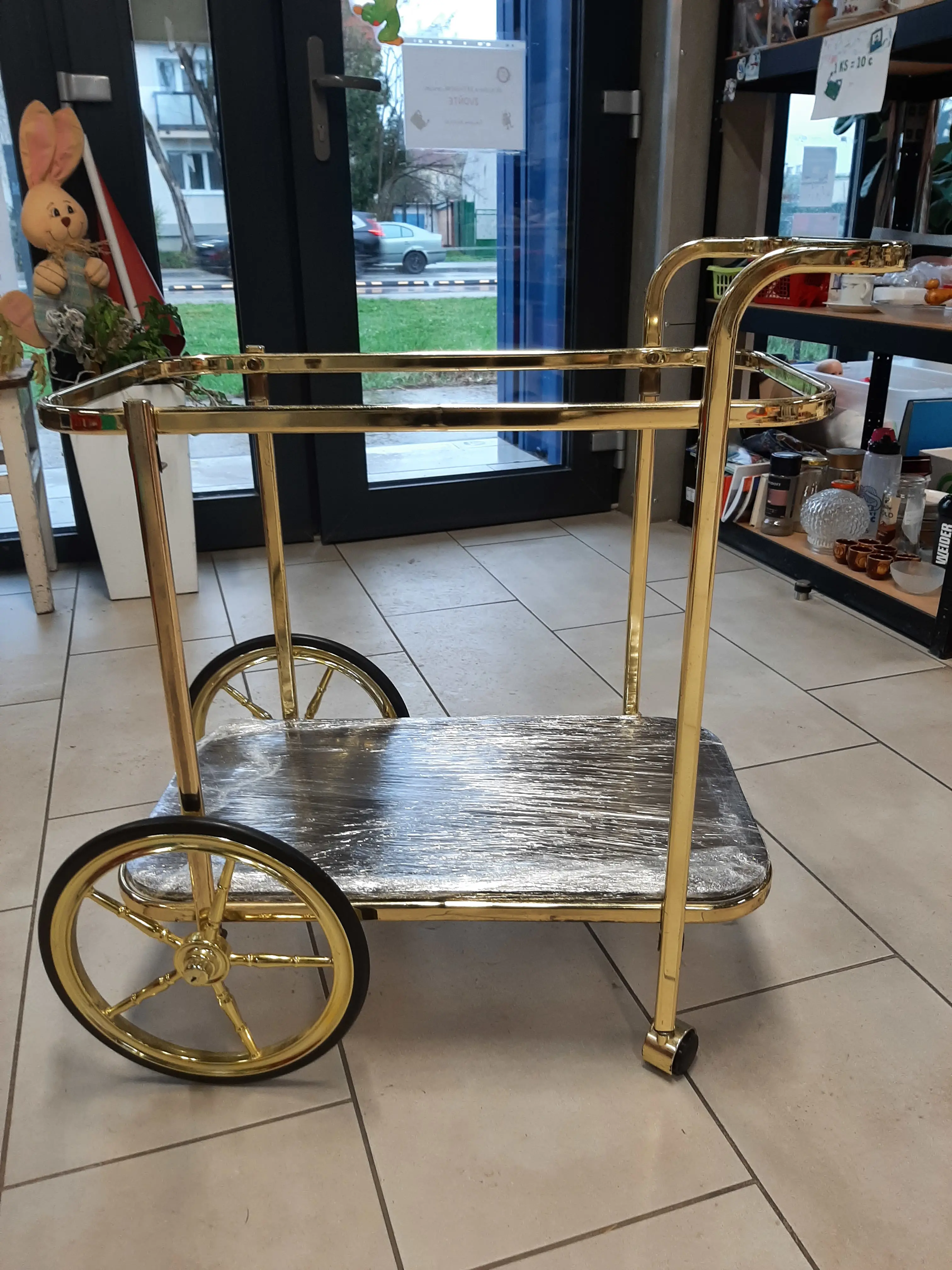 Servírovací zlatý stolík s dvomi dymovými sklenenými poschodiami