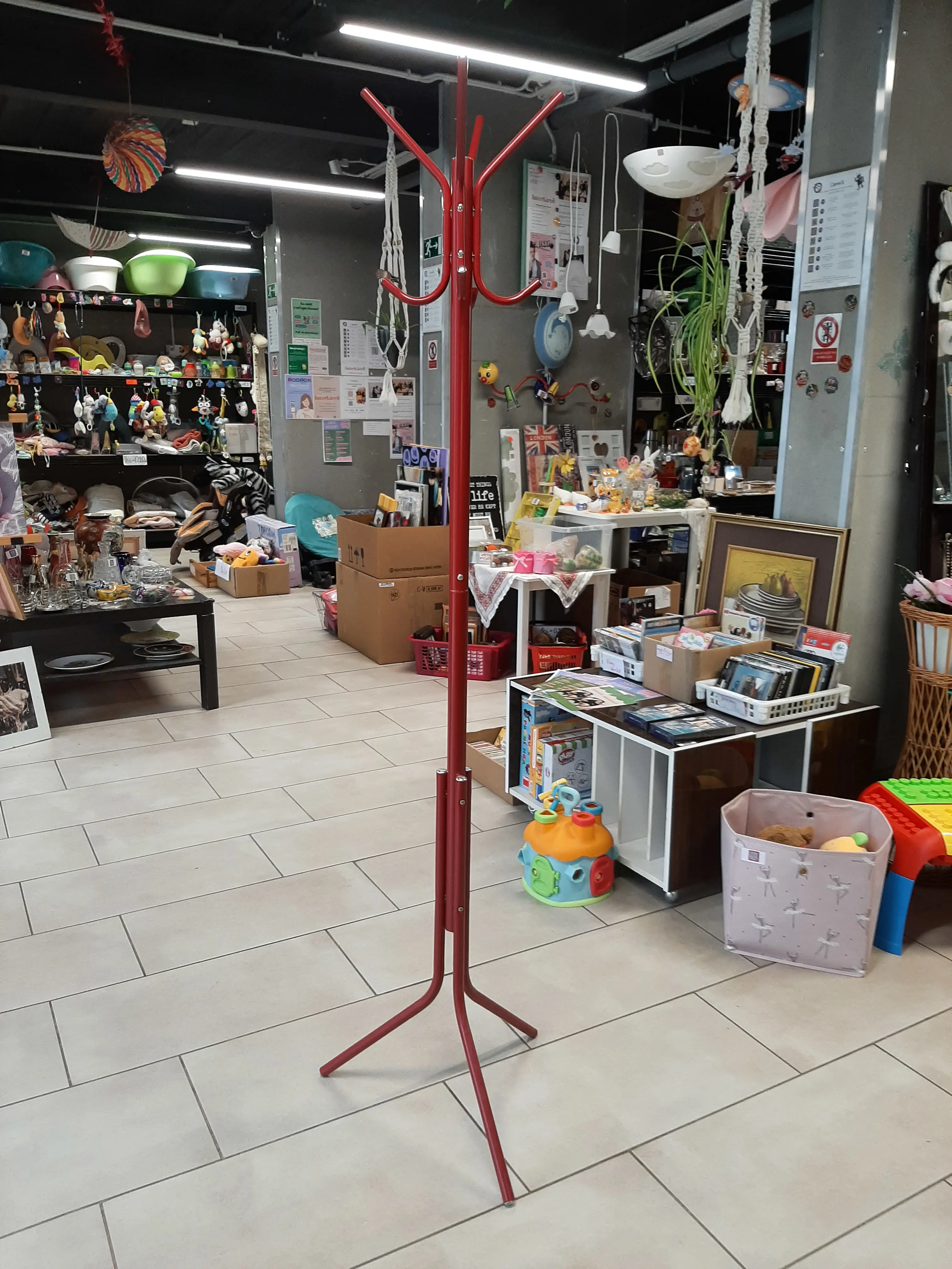 Bordový stojanový vešiak z kovu