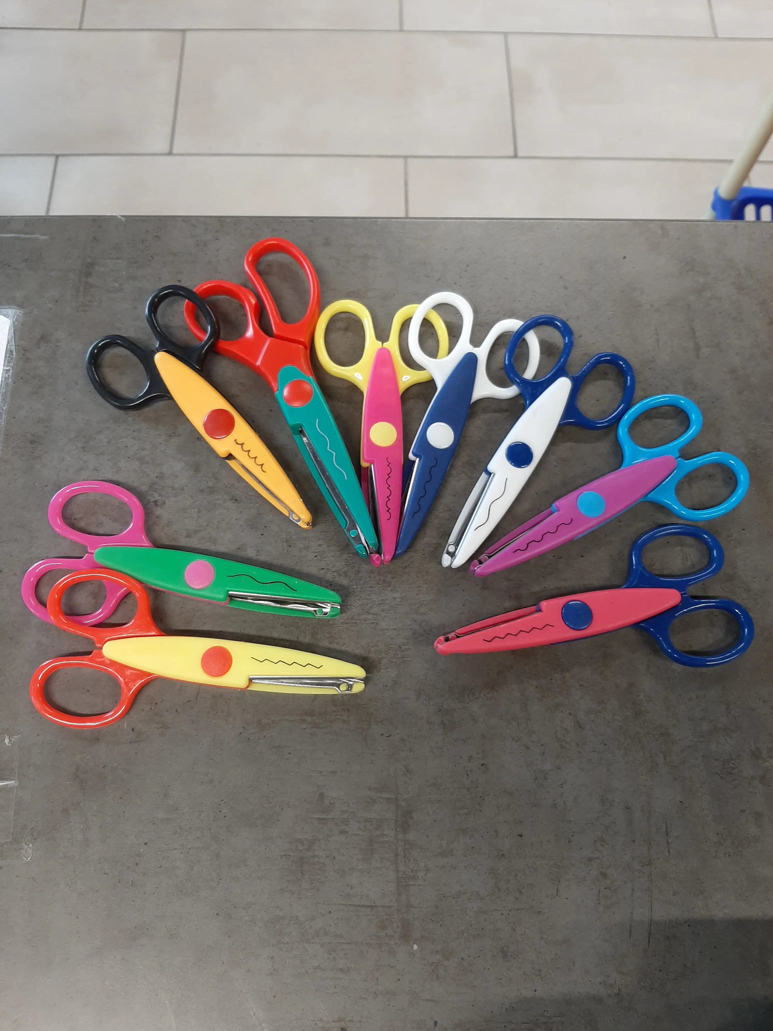 9ks detské vlnkové nožnice