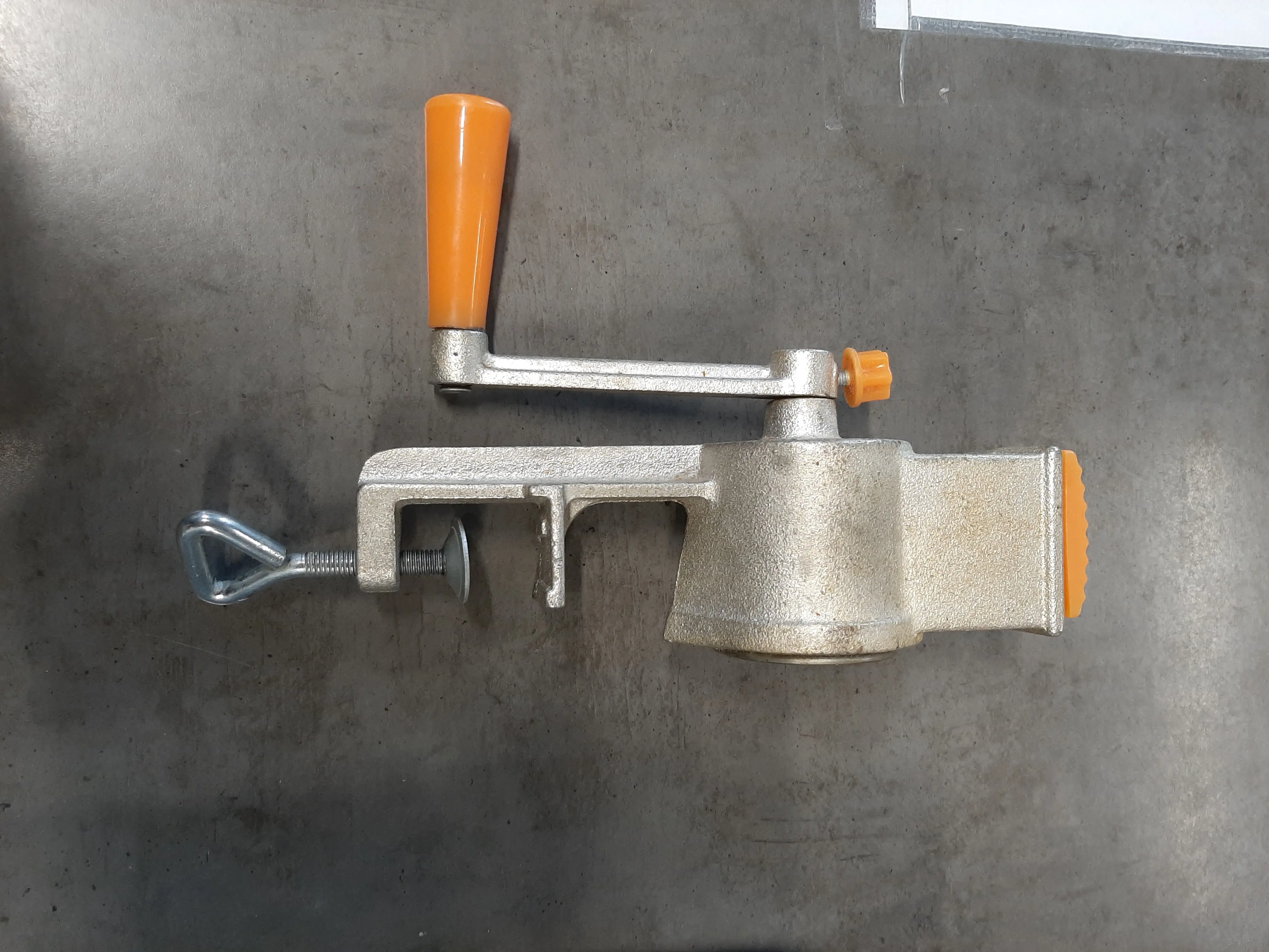 Liatinový mlynček na orechy