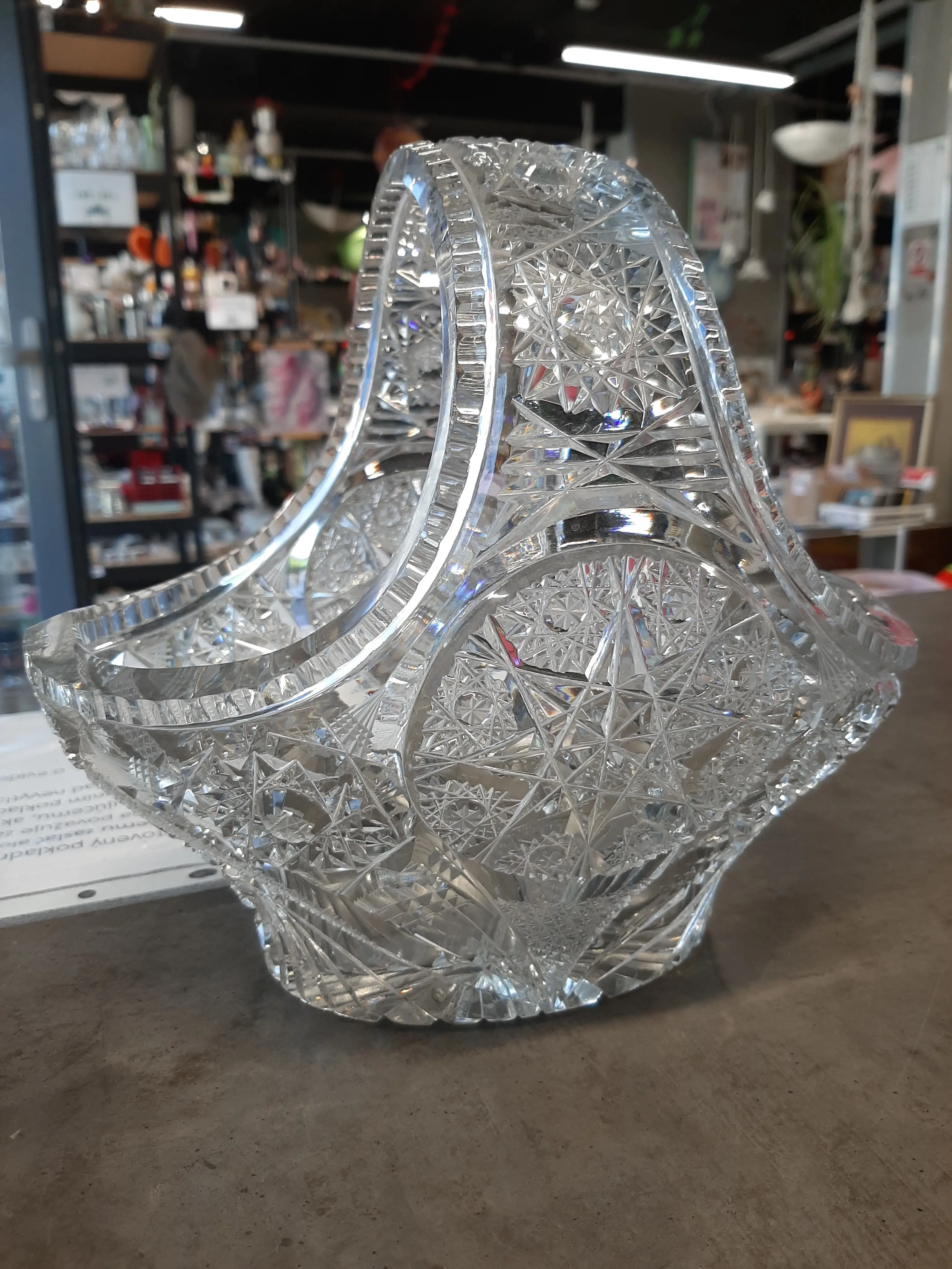 Košík z brúseného skla