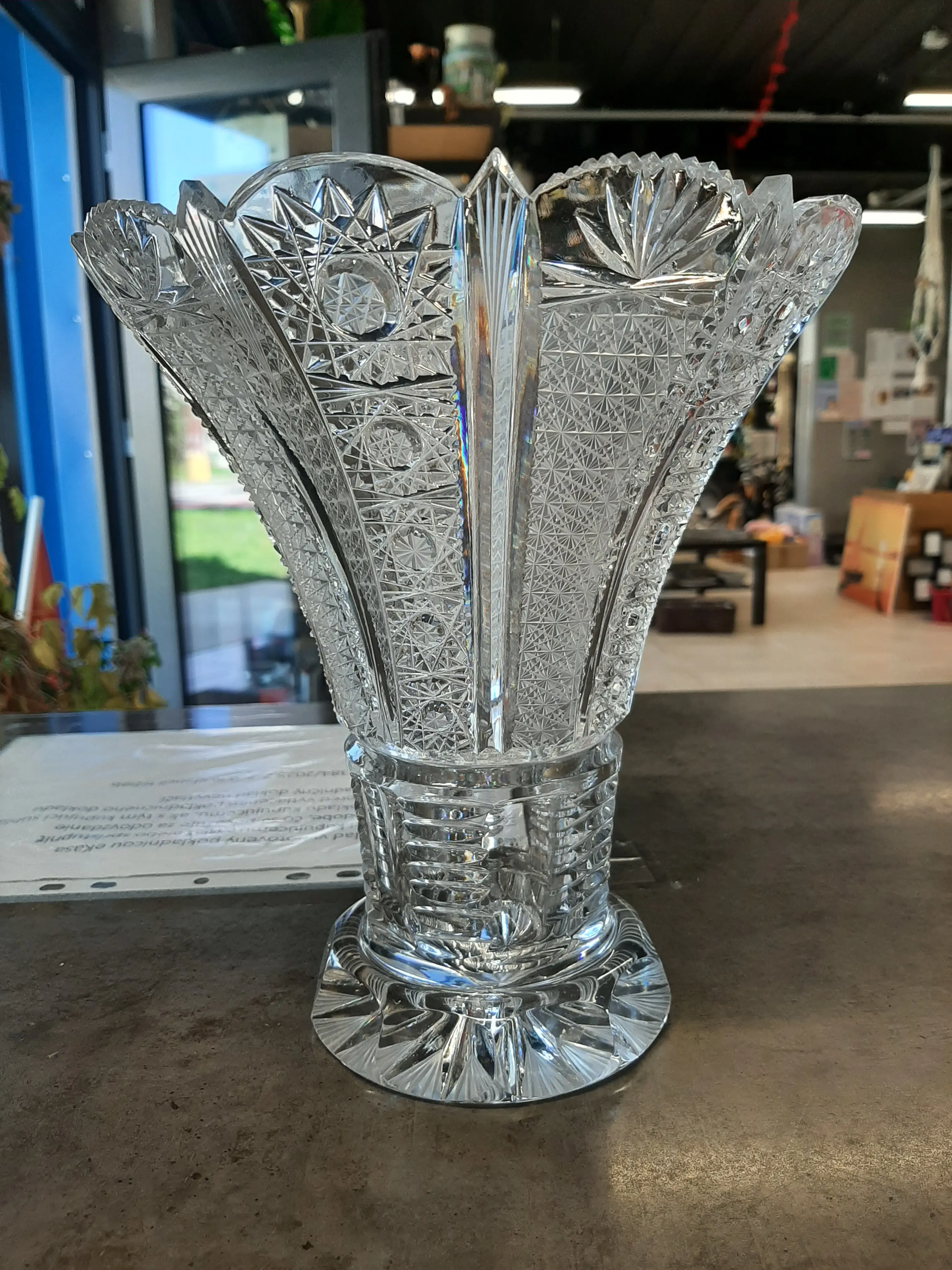 Váza z brúseného skla