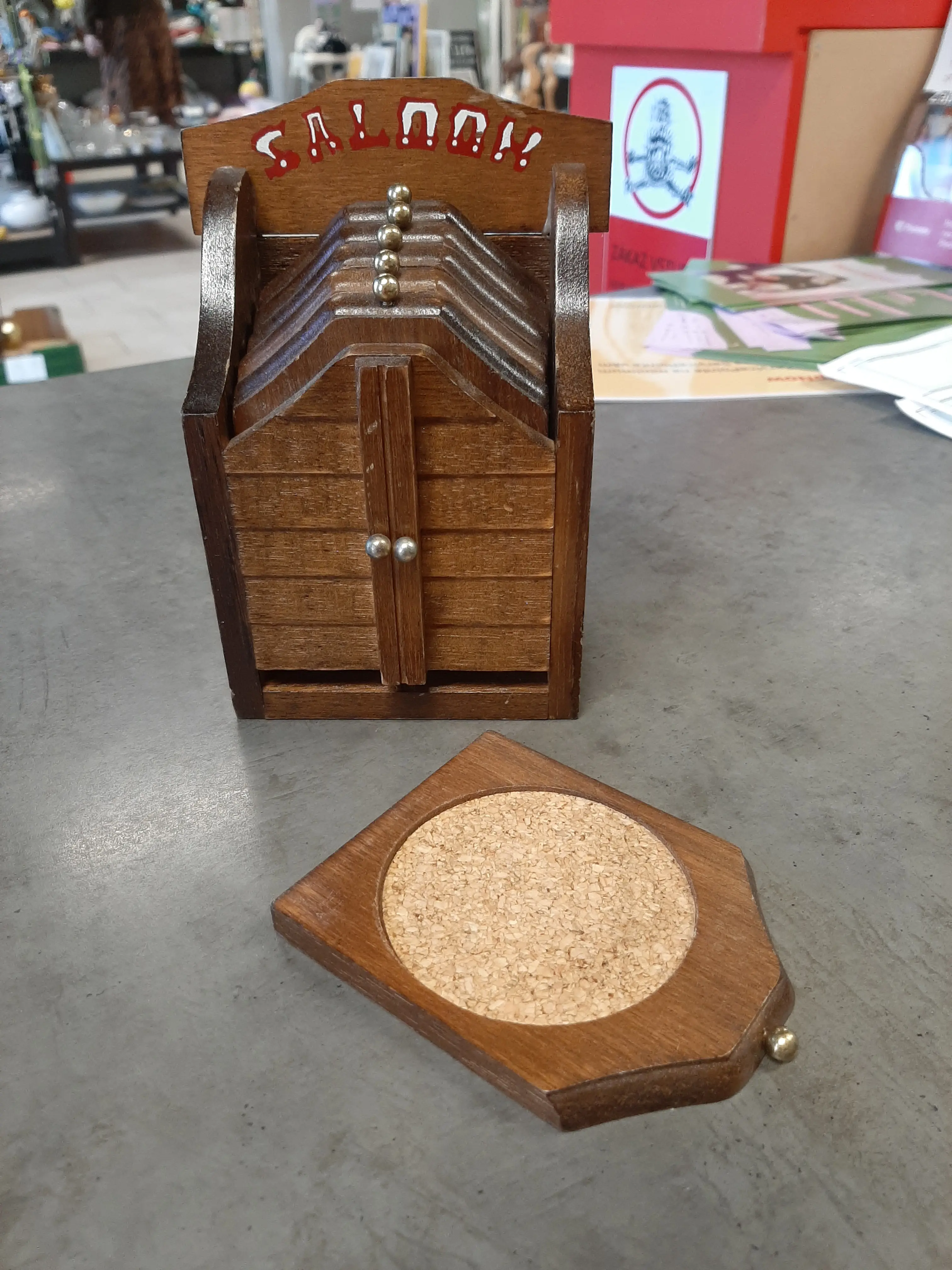 Drevené podtácky 6ks v stojane Saloon