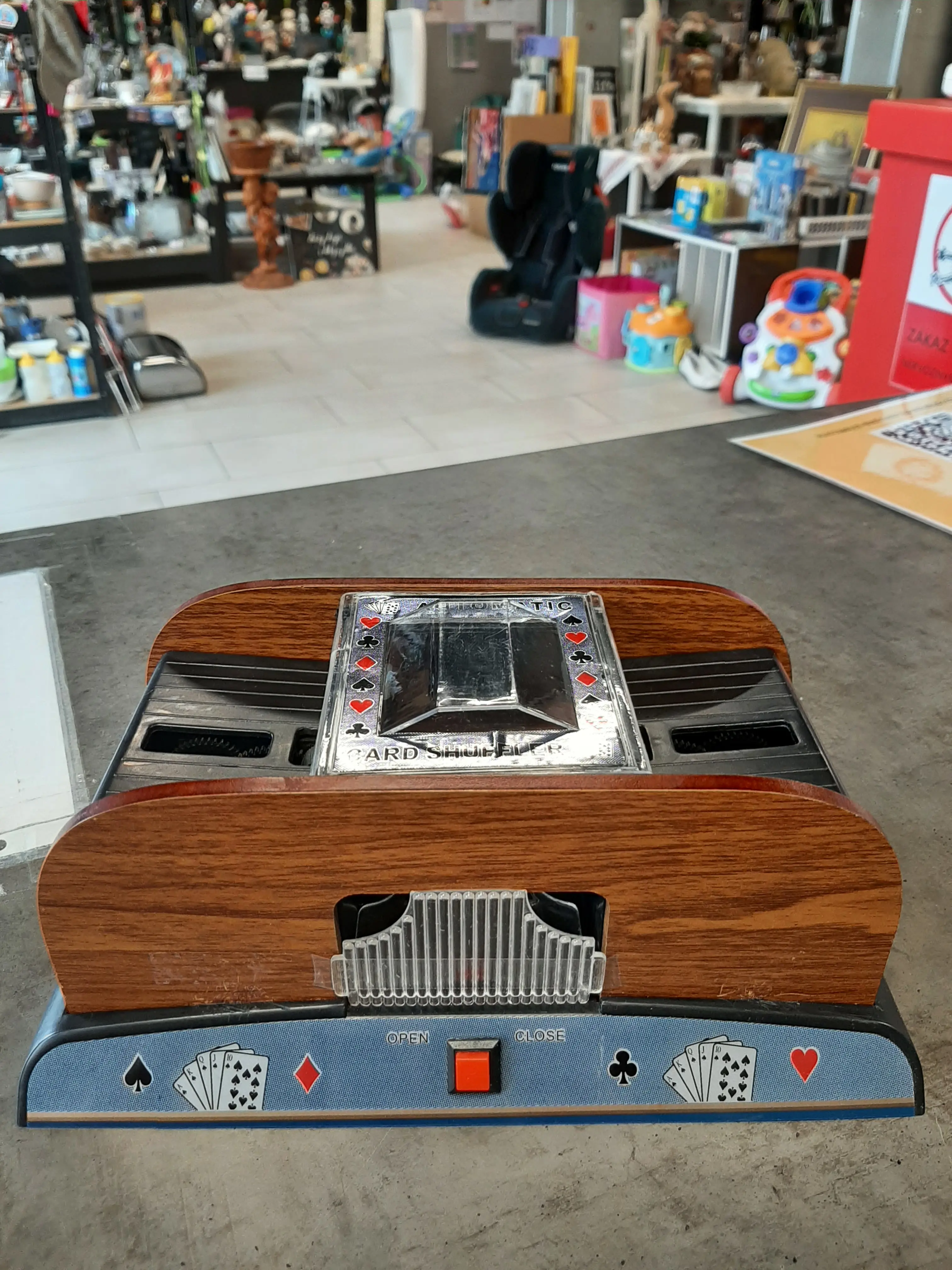 Zariadenie na miešanie hracích kariet