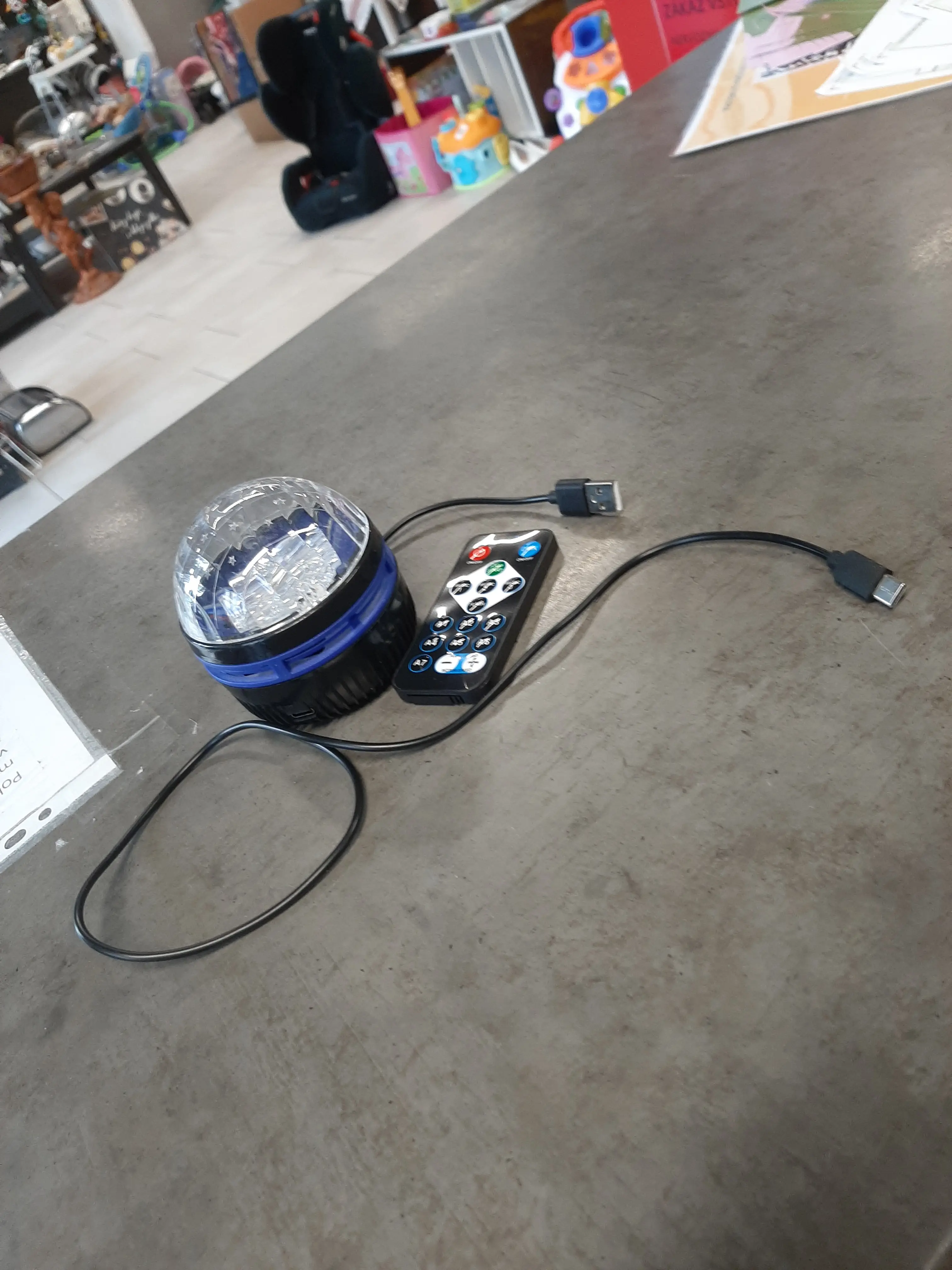 Farebné svetielko na diaĺkové ovládanie,s nabíjaním