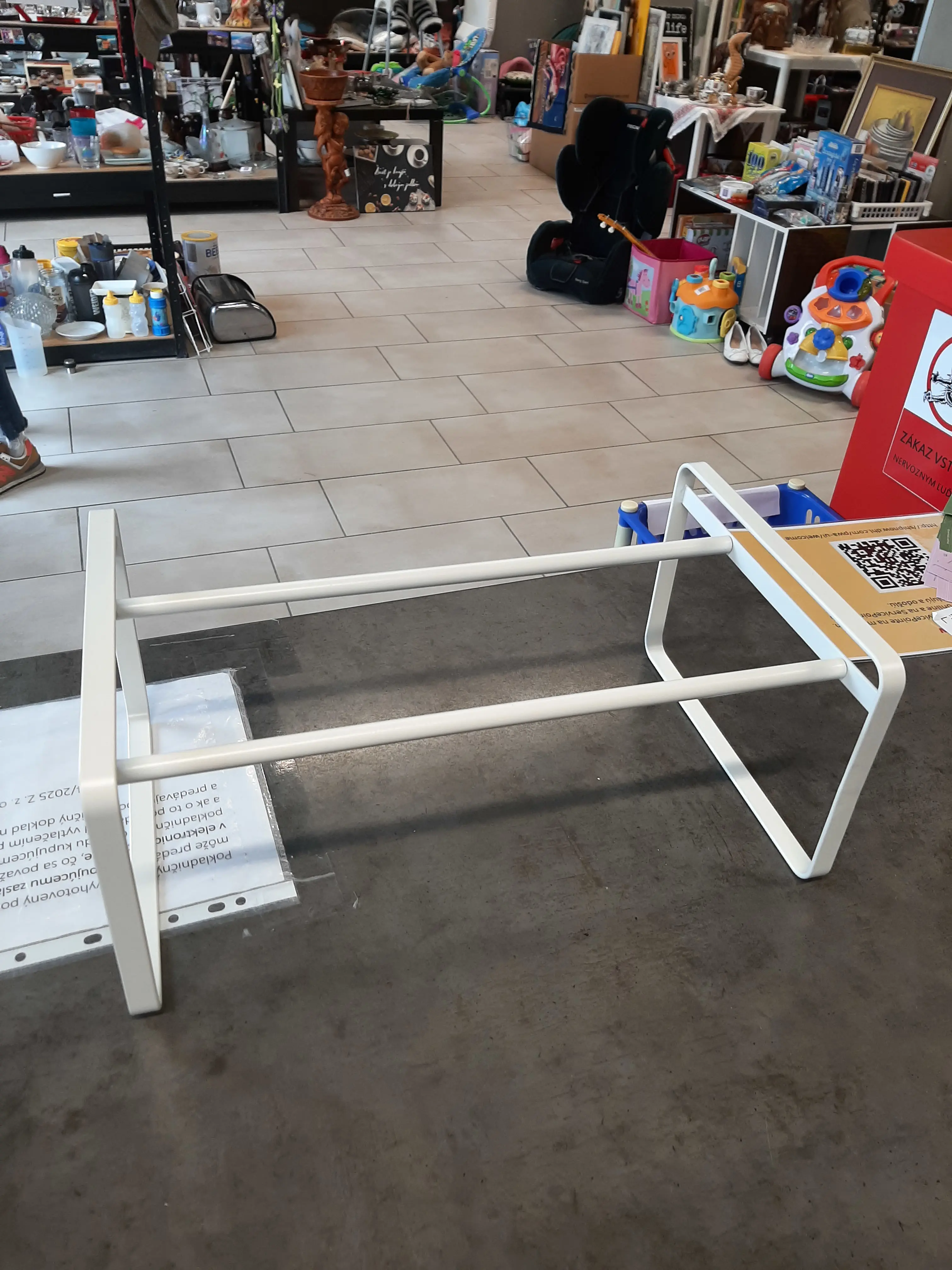 Zväčujúci sa kovový botník