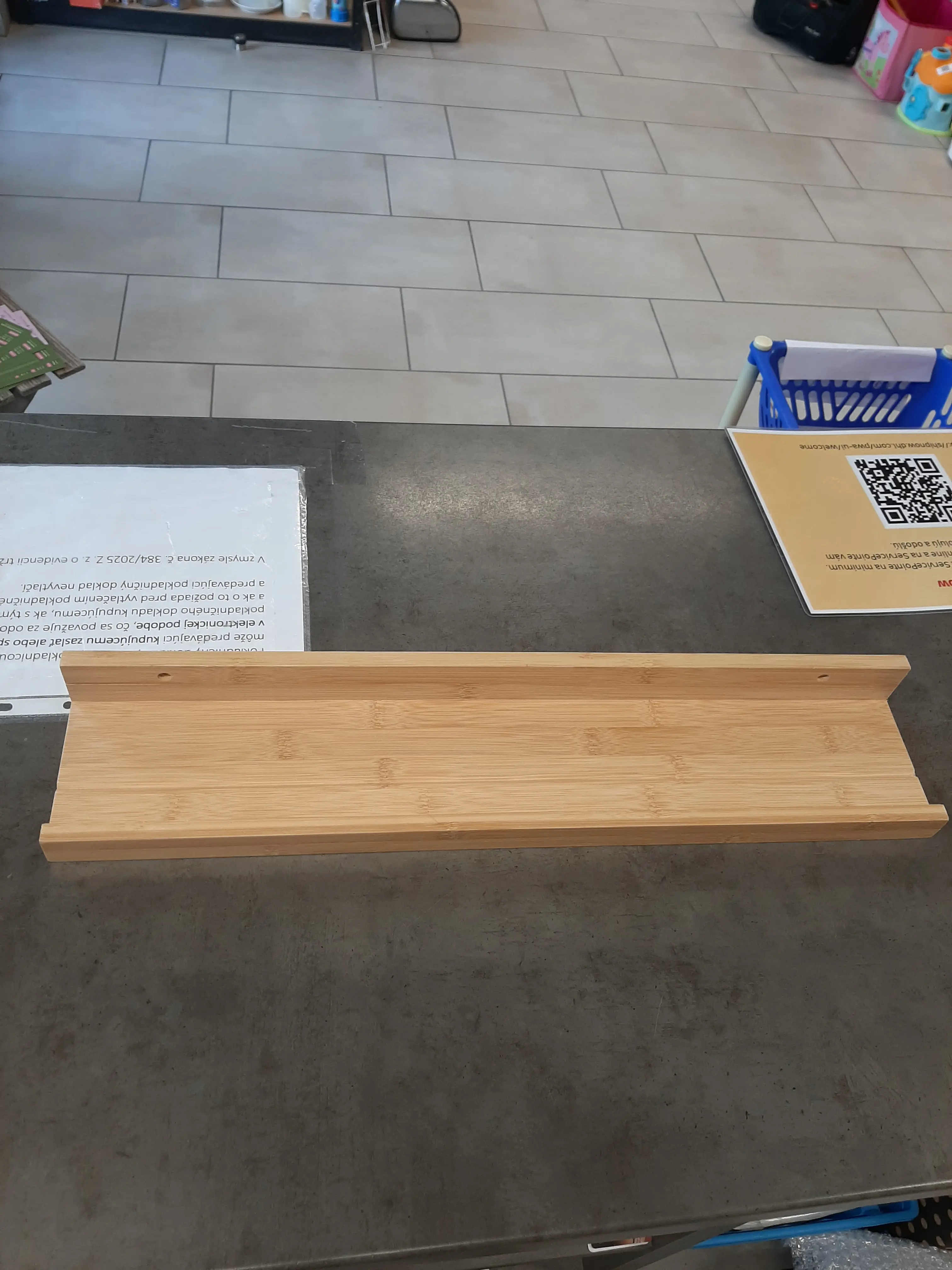 Galerijná polica z bambusu