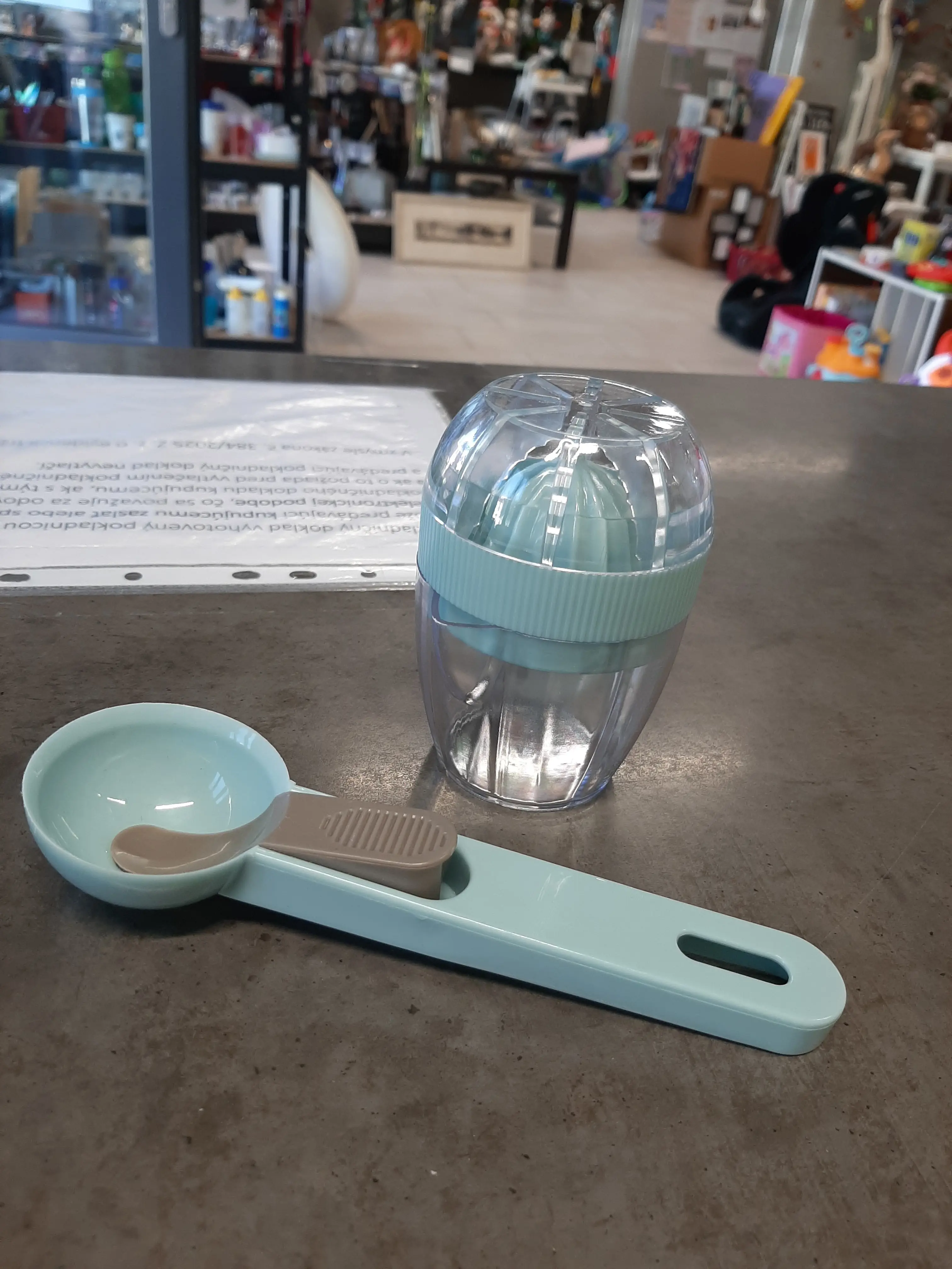 Odštavovač a lyžica na zmrzku