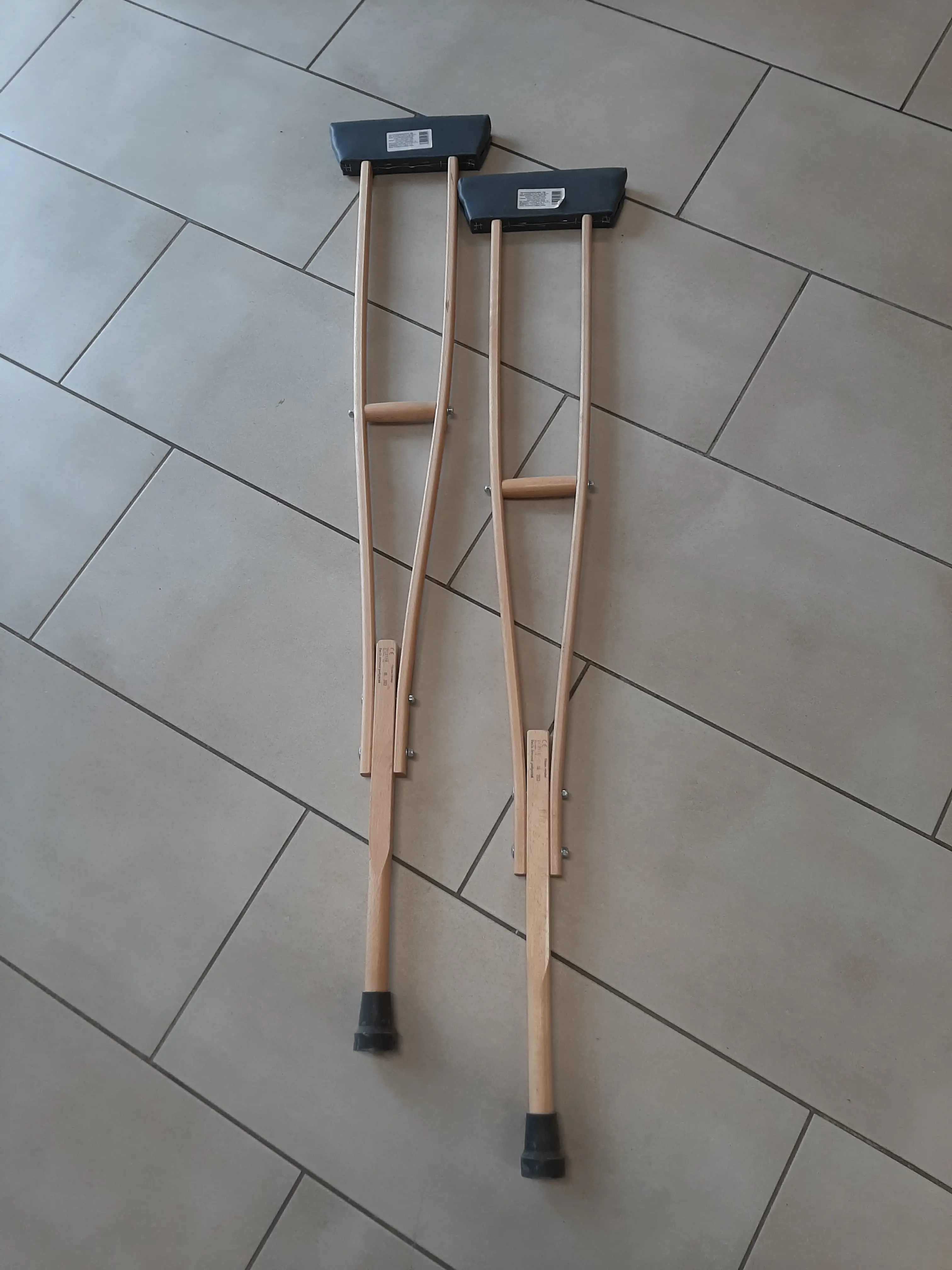 Nové drevené barle