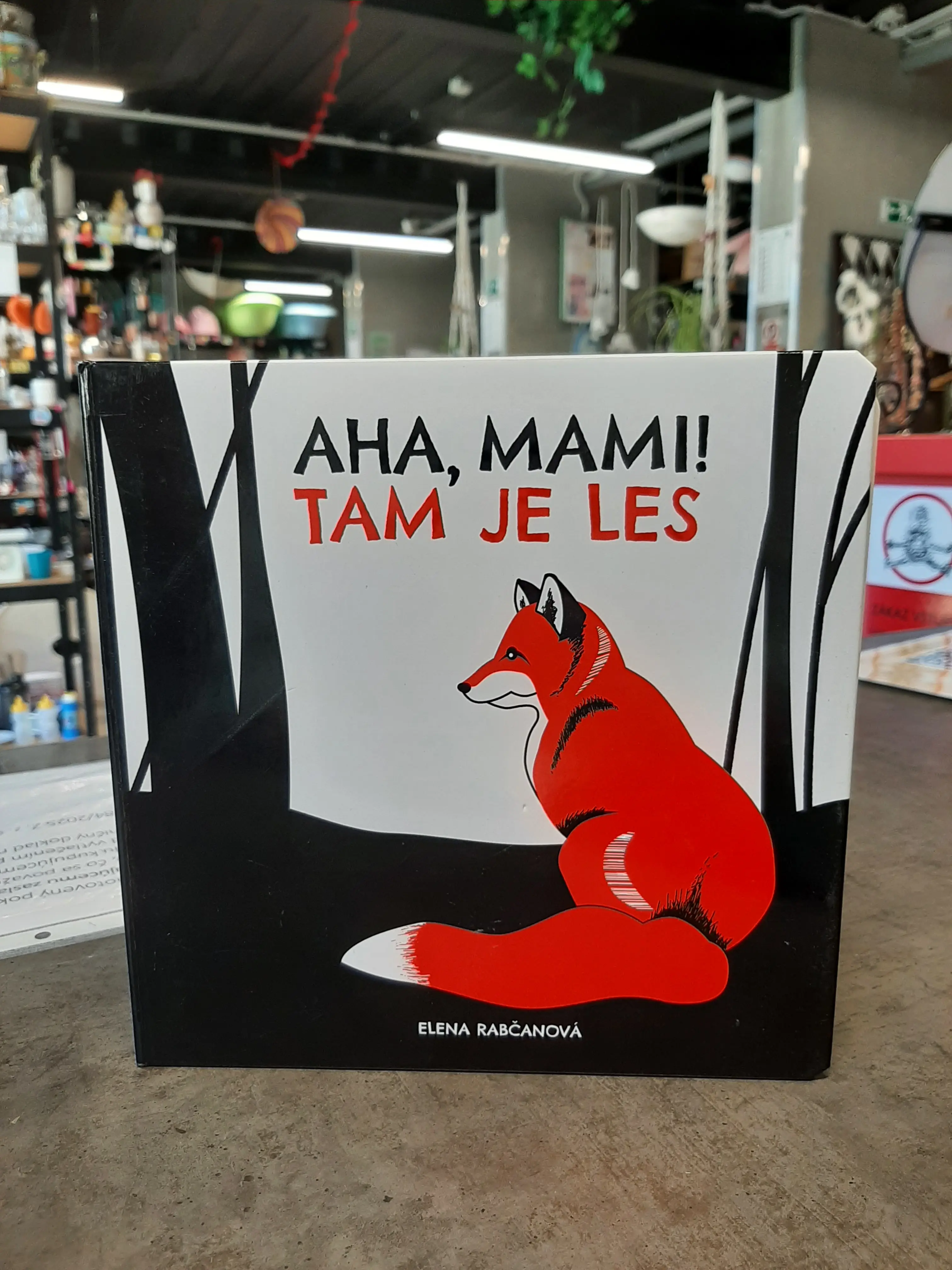 Aha, mami! Tam je les
