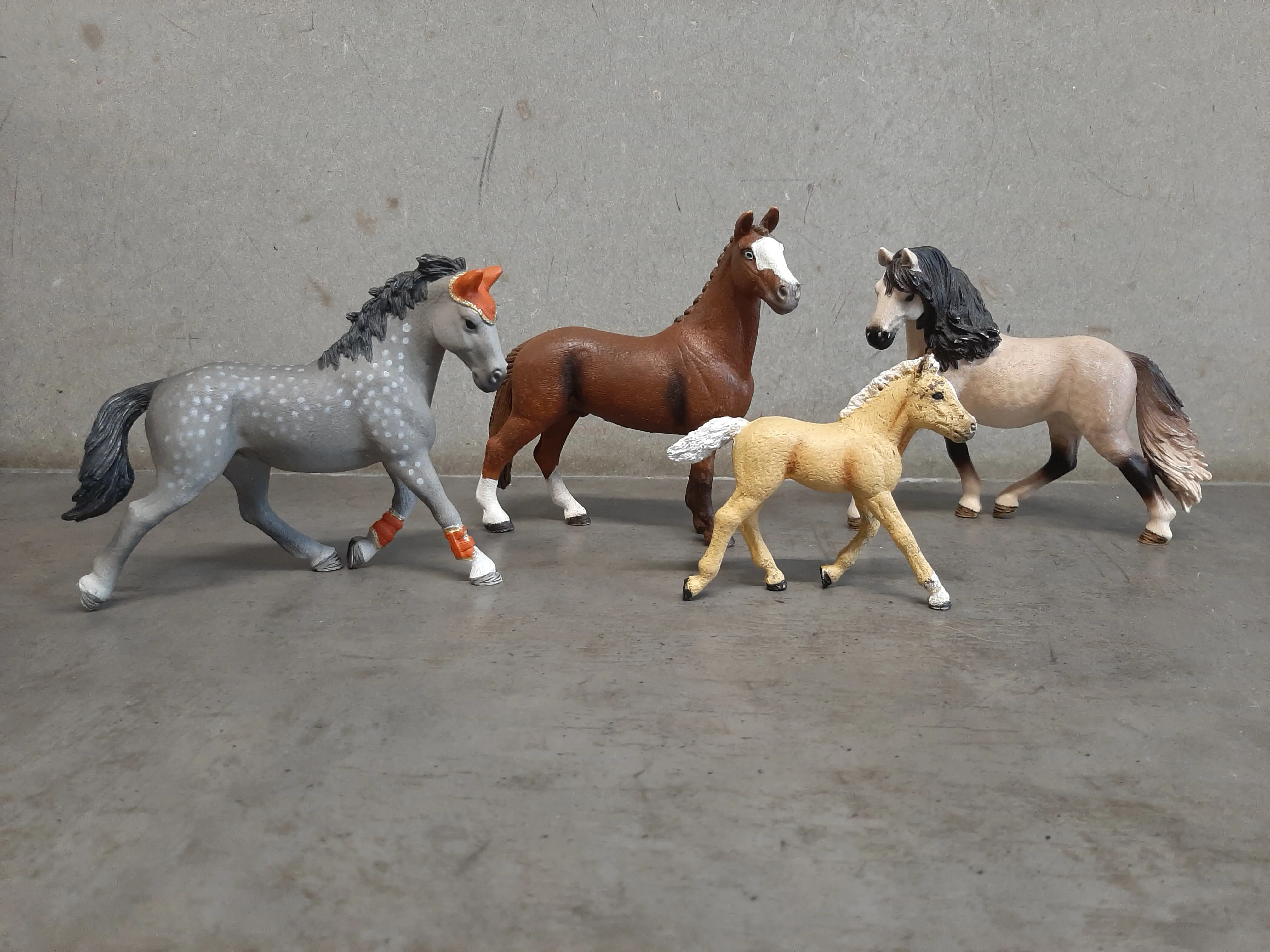 4ks ručne maĺovaných koníkov Schleich