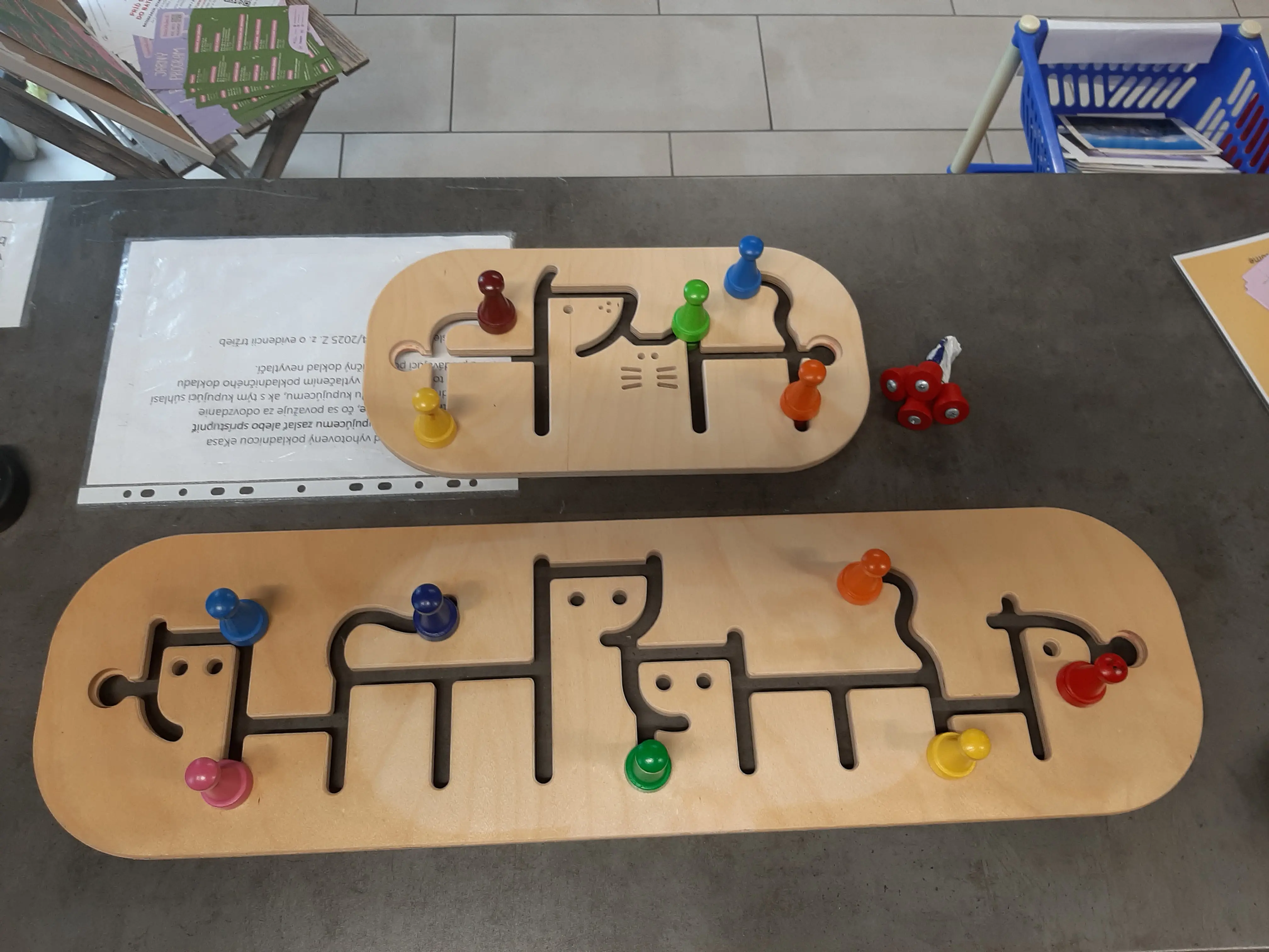 Montessori drevený vešiak