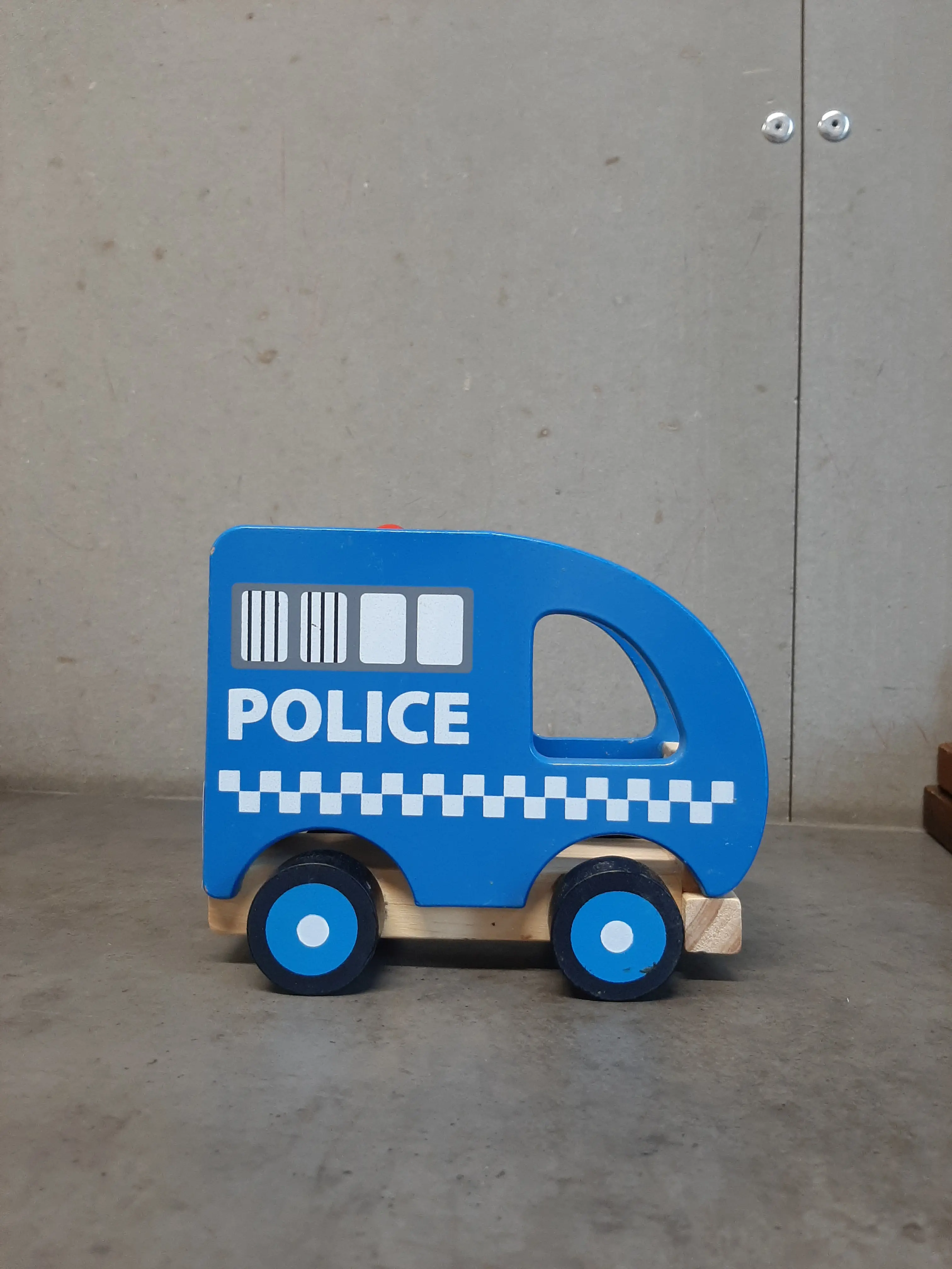 Drevené auto polícia