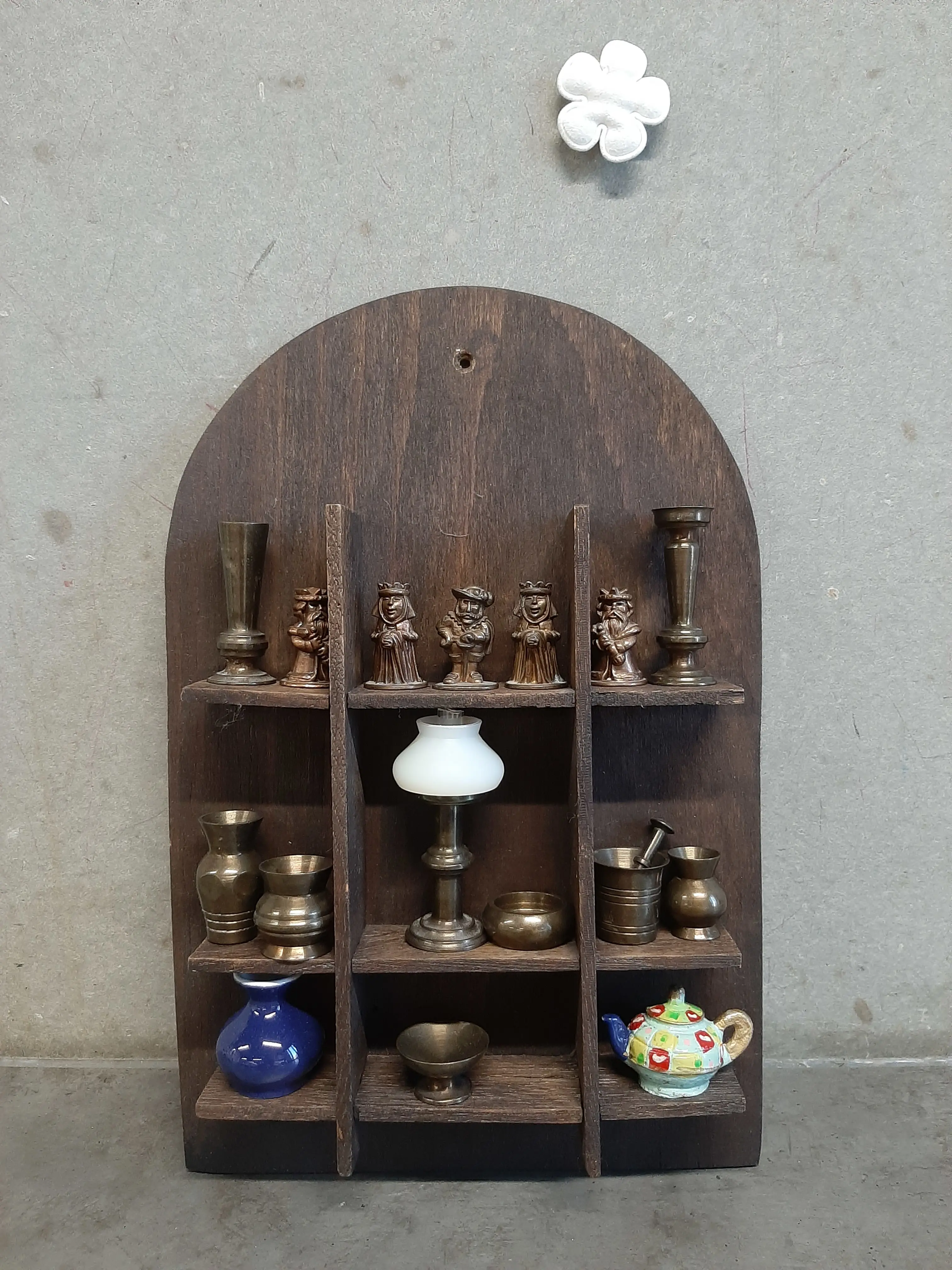 Polička s miniatúrkami,16ks
