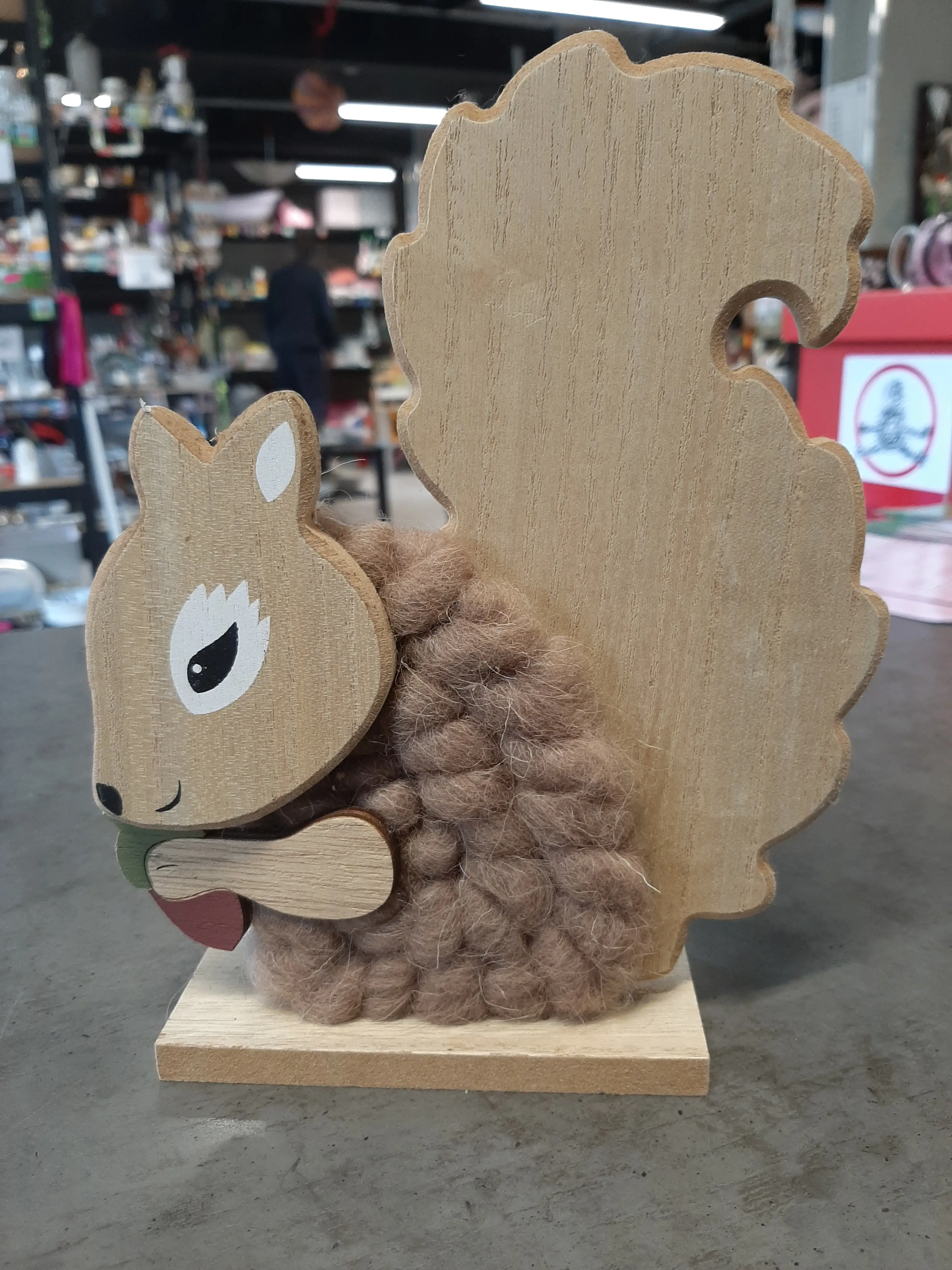 Veverička,drevená dekorácia,20cm