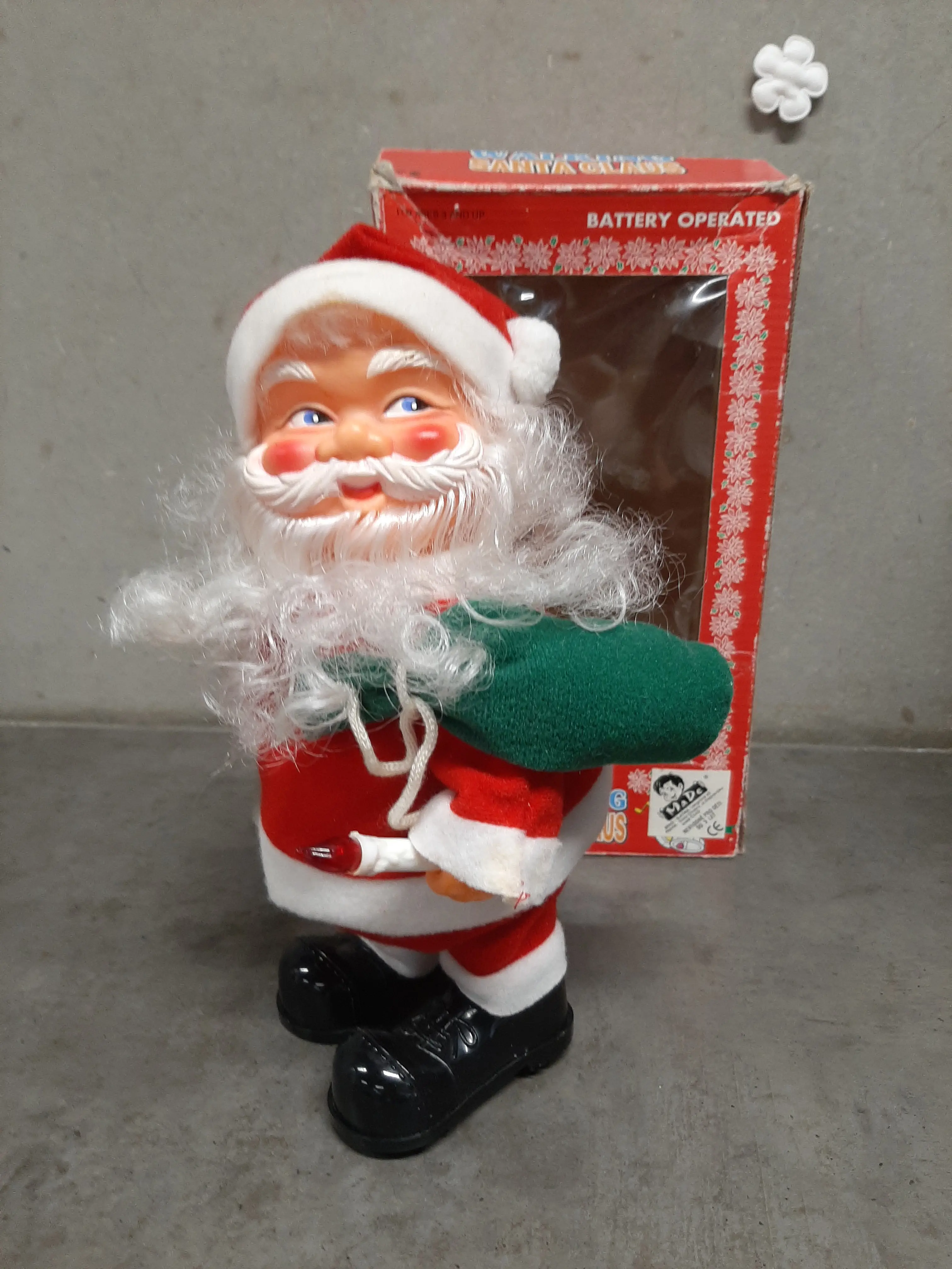 Santa Claus,chodí,hrá a zvoní